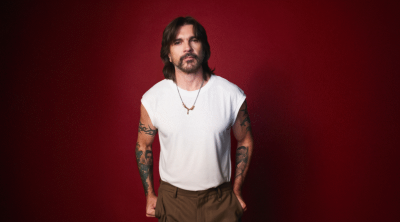 Juanes lanza JuanesTeban con colaboraciones junto a Bomba Estéreo, Conociendo Rusia y  Mon Laferte